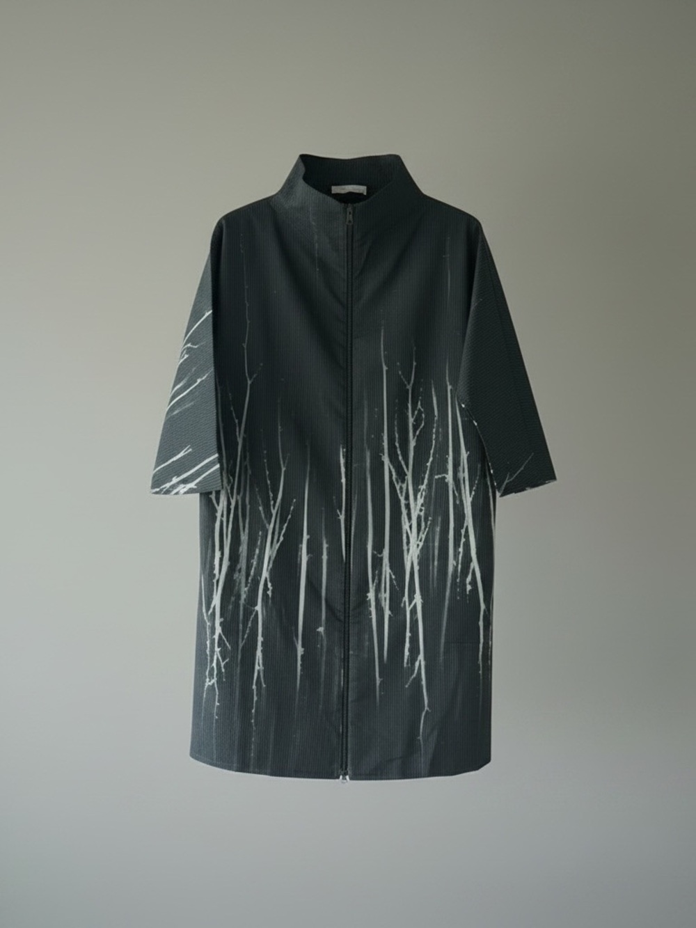 Dušan Silk Printed Short-Sleeve Trench Coat with White Branch Motif Avant Garde